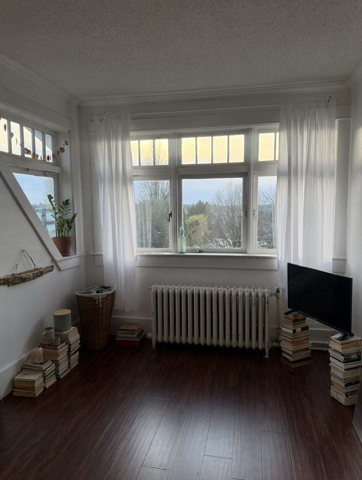 King Edward Ave W - Photo 6 of 12