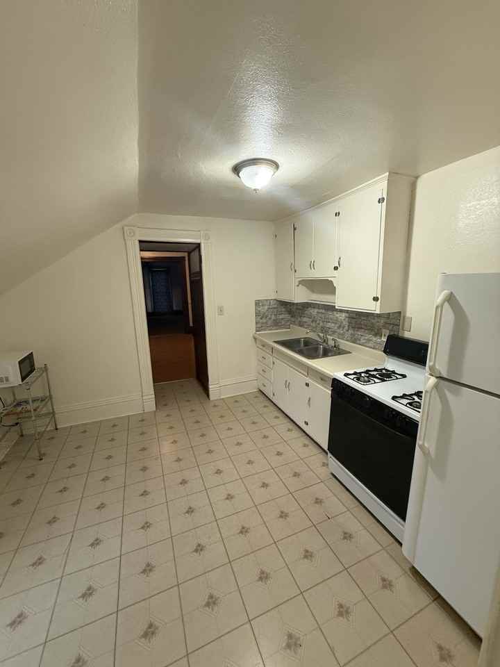 52 N West StUnit 4 #4 - Photo 2 of 12