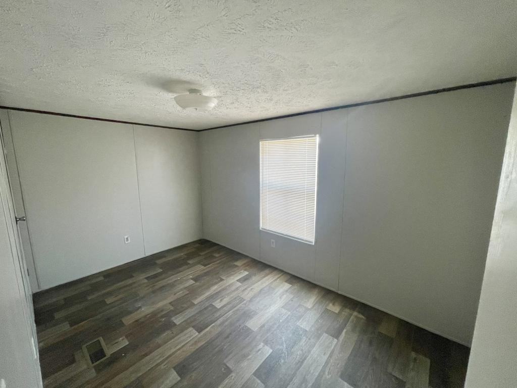 555 Crandlemire Rd - Photo 3 of 9