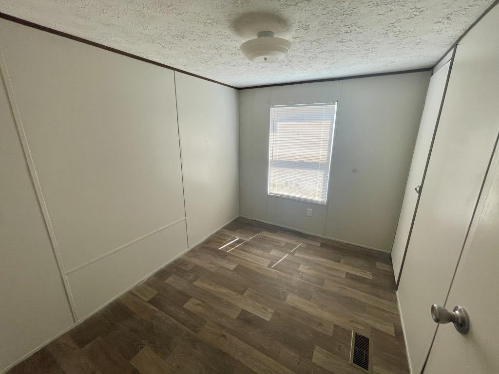 555 Crandlemire Rd - Photo 6 of 9