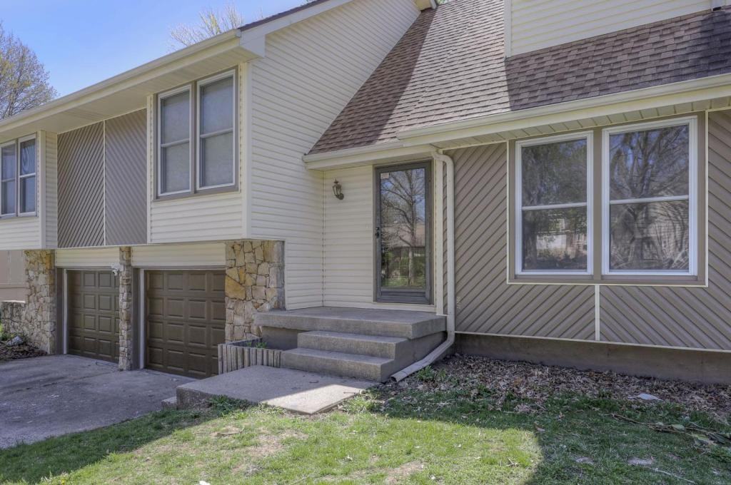 1008 Nw Roanoke Dr - Photo 4 of 39