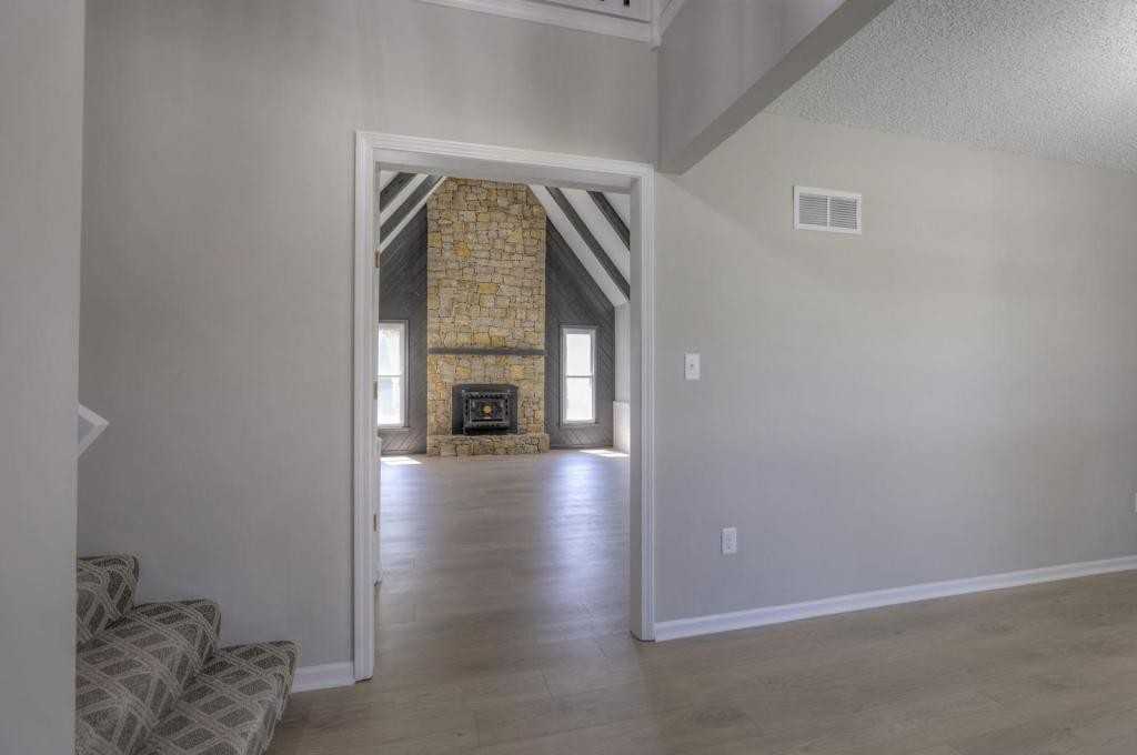 1008 Nw Roanoke Dr - Photo 5 of 39