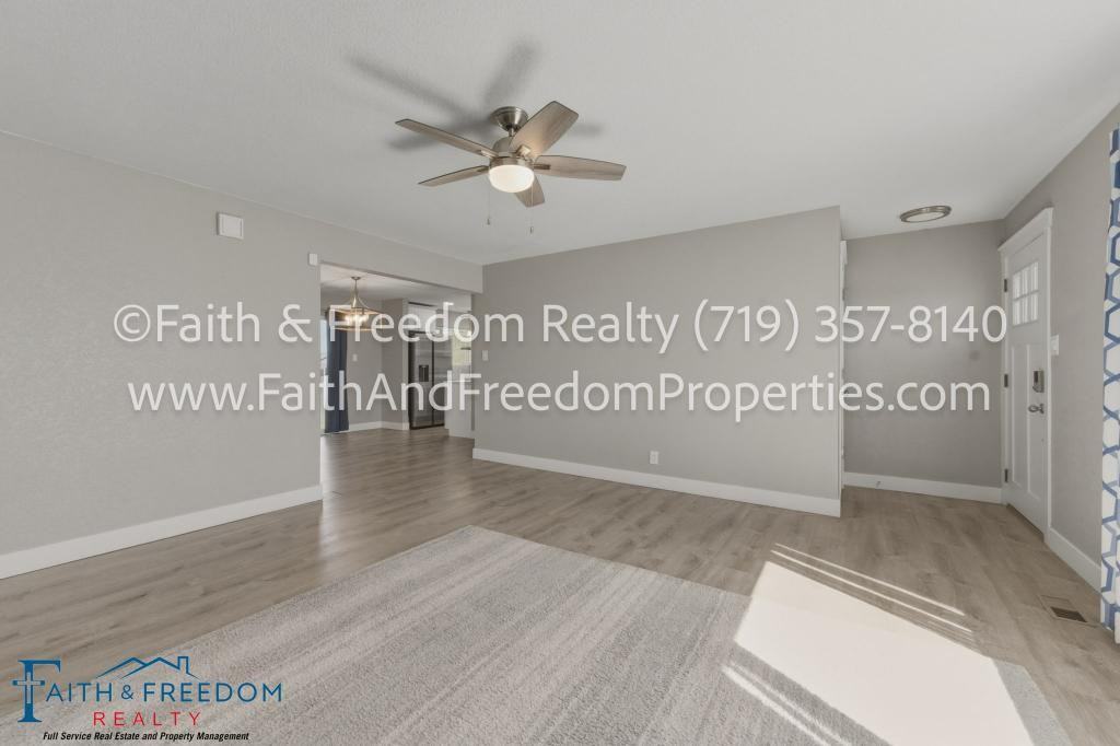 260 Everett Dr - Photo 4 of 23