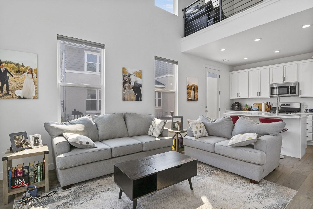 10509 S Liv Way - Photo 3 of 23