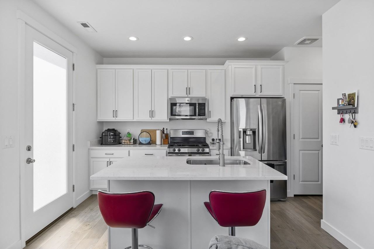 10509 S Liv Way - Photo 5 of 23