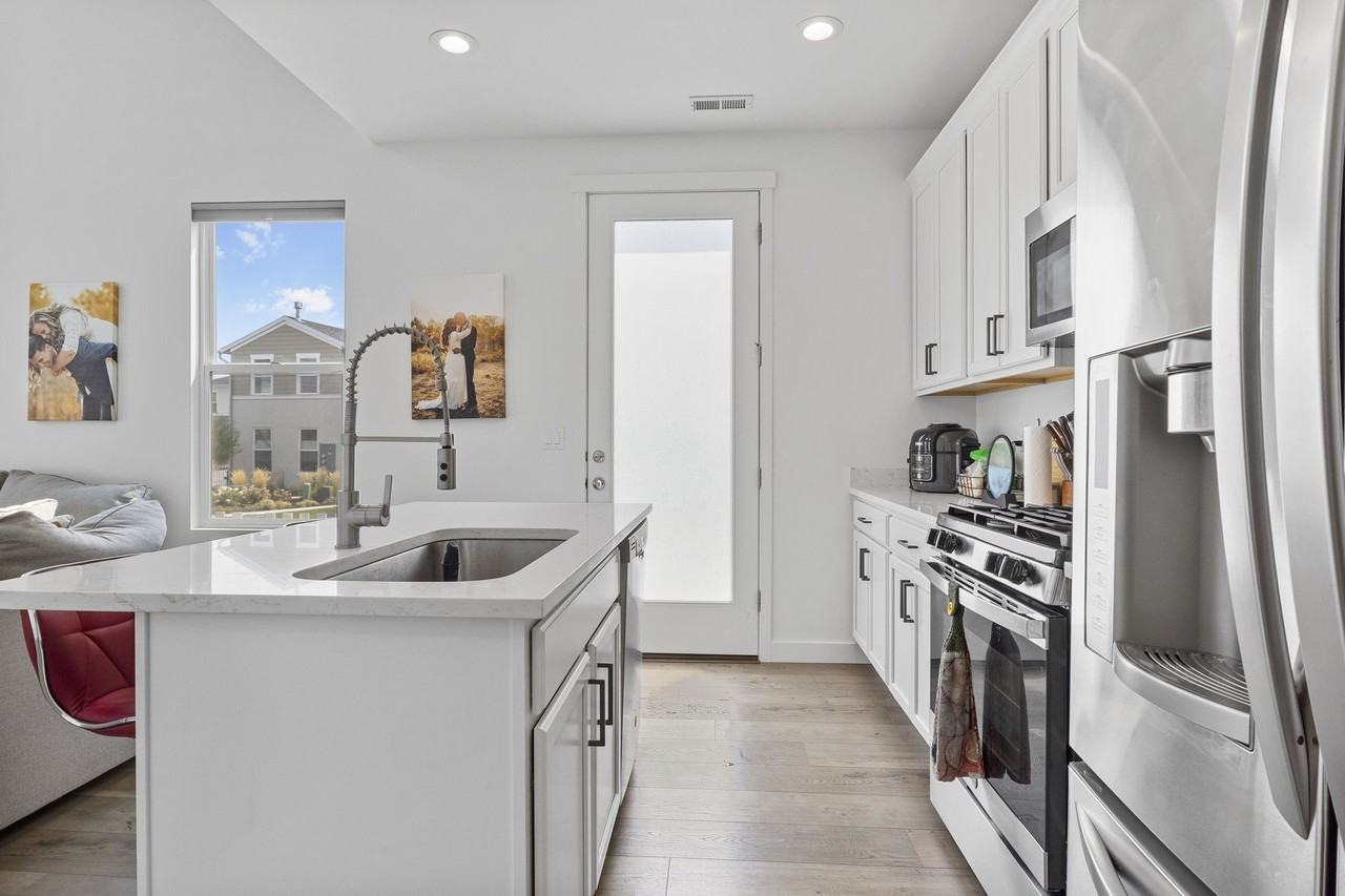 10509 S Liv Way - Photo 7 of 23