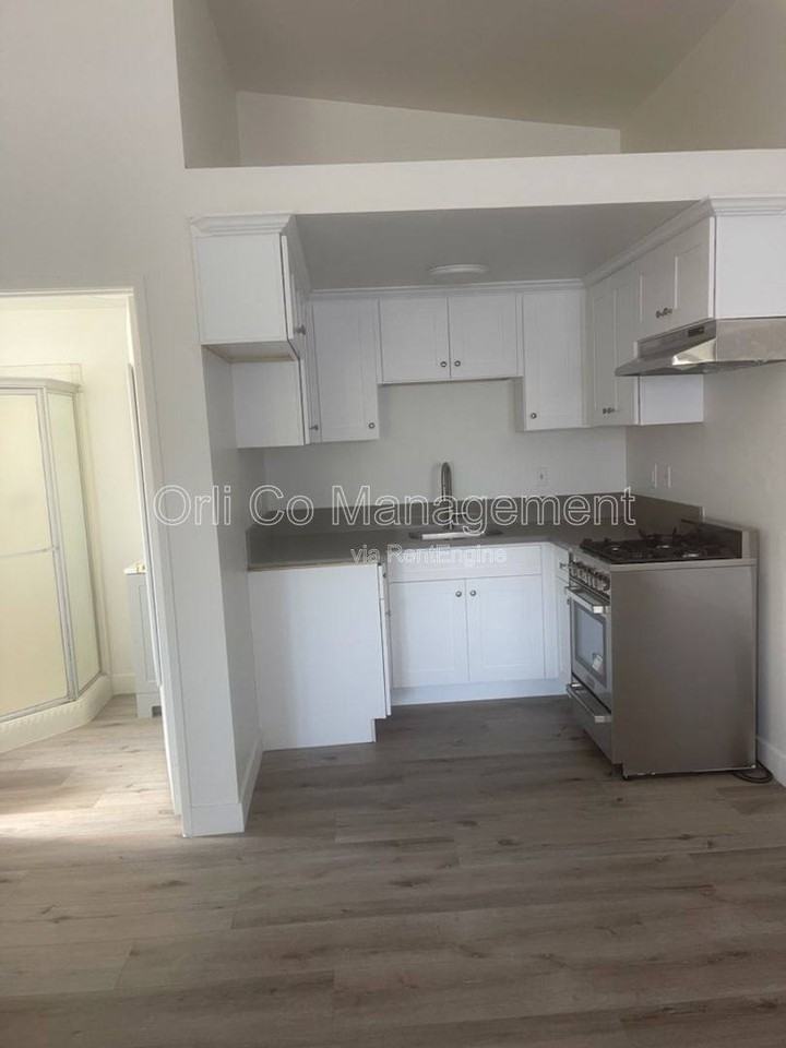6506 Balboa Blvd #C - Photo 3 of 10