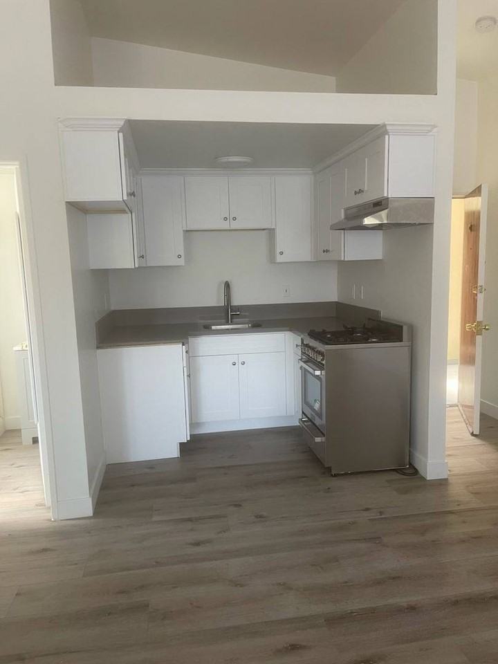 6506 Balboa Blvd #C - Photo 4 of 10