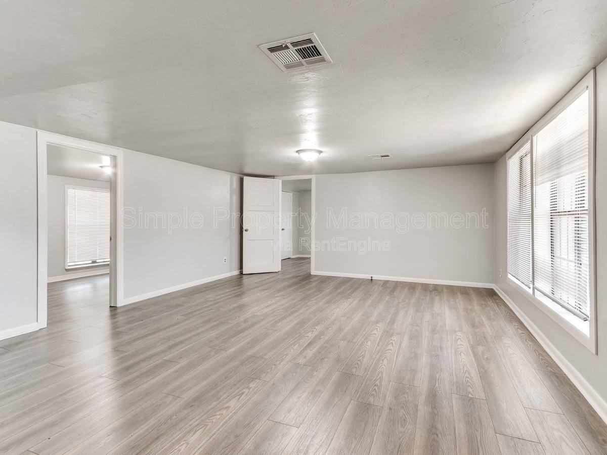 9706 N Garnett St - Photo 3 of 10
