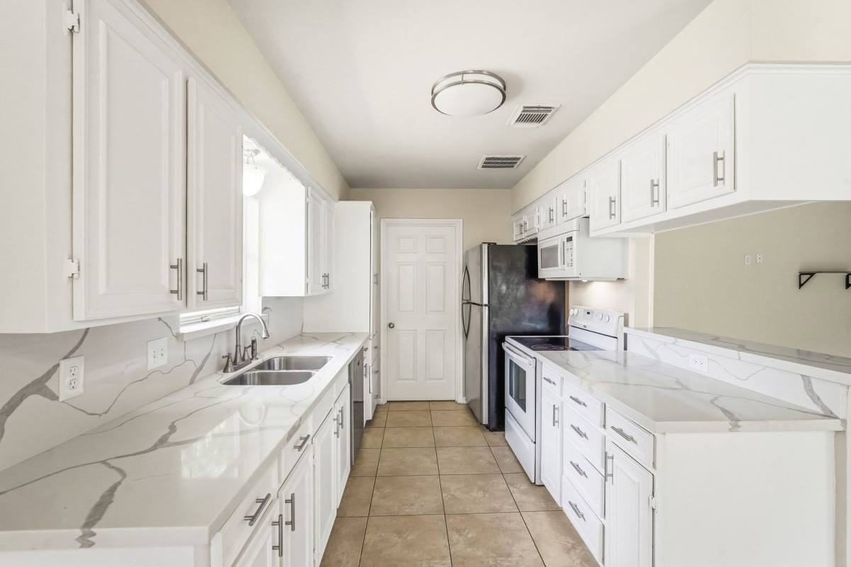 12607 Dakar Dr - Photo 2 of 10