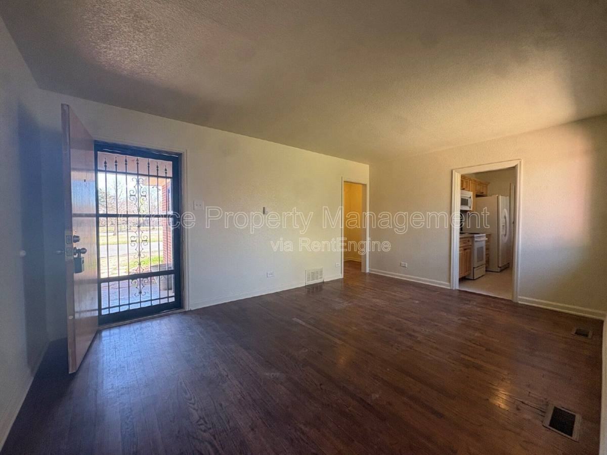 1343 Del Mar Pkwy - Photo 3 of 10