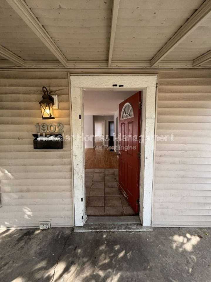 1902 E 35th St - Photo 4 of 8