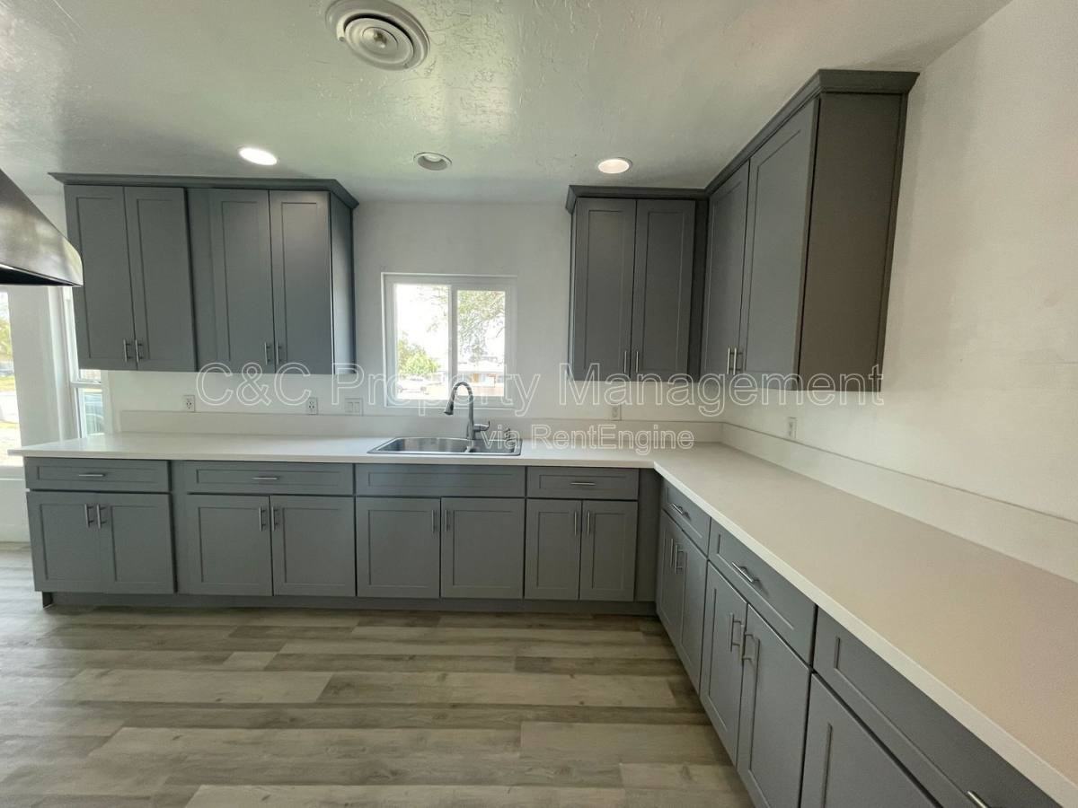 1410 Cottonwood Ave - Photo 2 of 10
