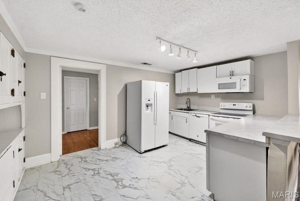 5103 Waterman Blvd - Photo 4 of 15