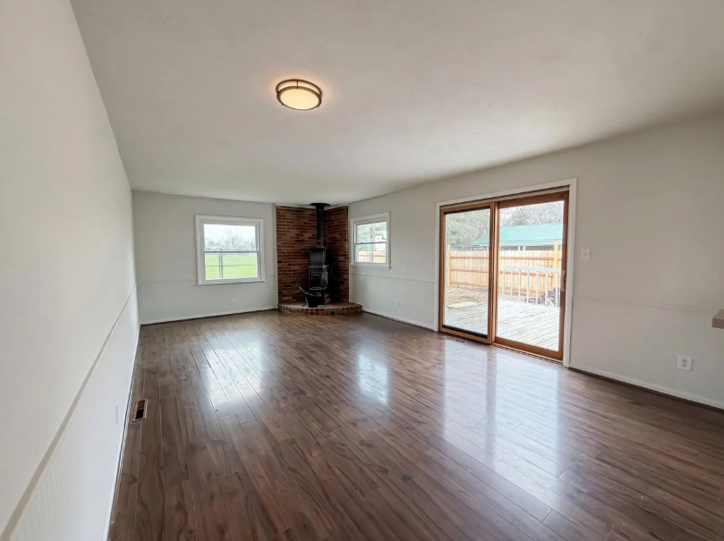 413 Sherwood Dr W - Photo 2 of 22