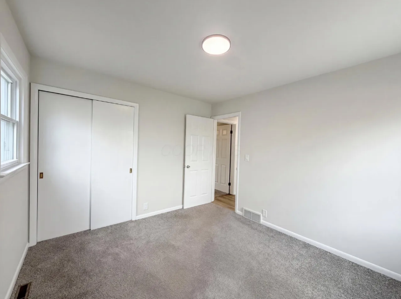 413 Sherwood Dr W - Photo 4 of 22