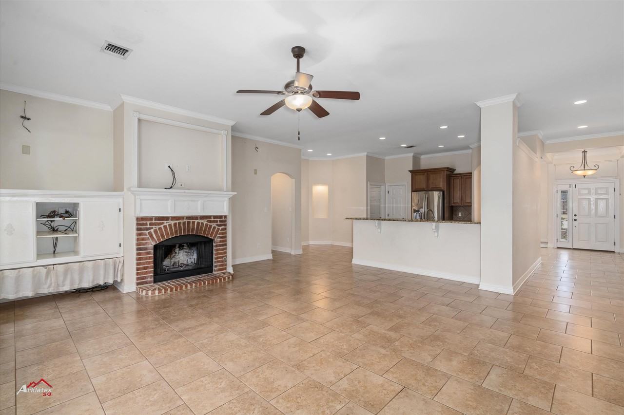 306 Avondale Ln - Photo 3 of 18