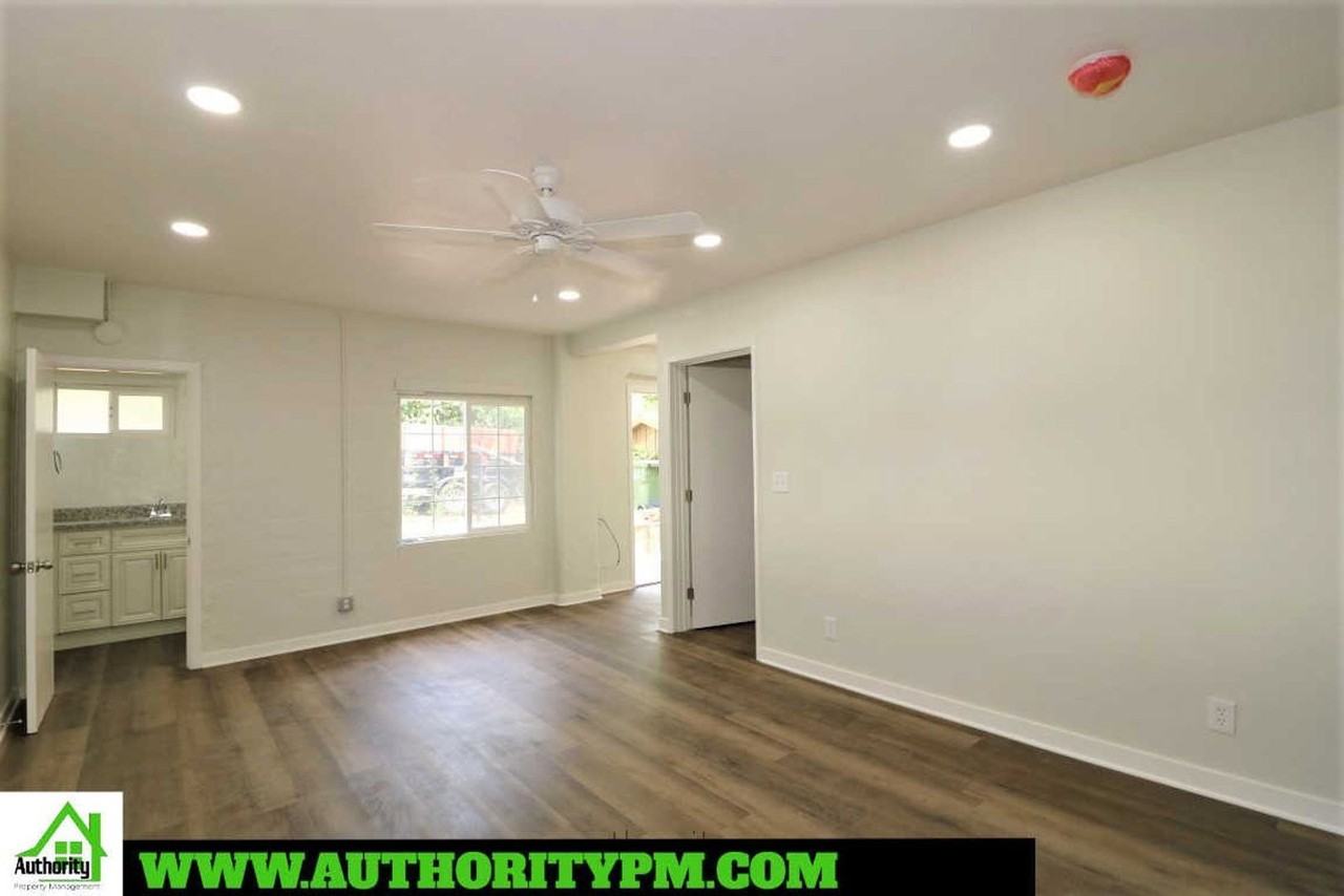 1907 Grace Ave #B - Photo 6 of 12