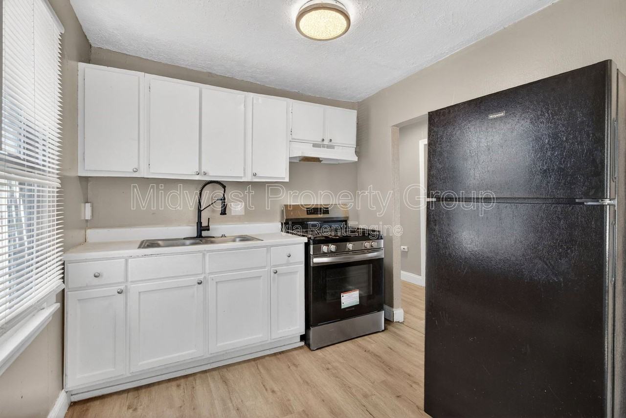 8921 Higginson Dr - Photo 2 of 26