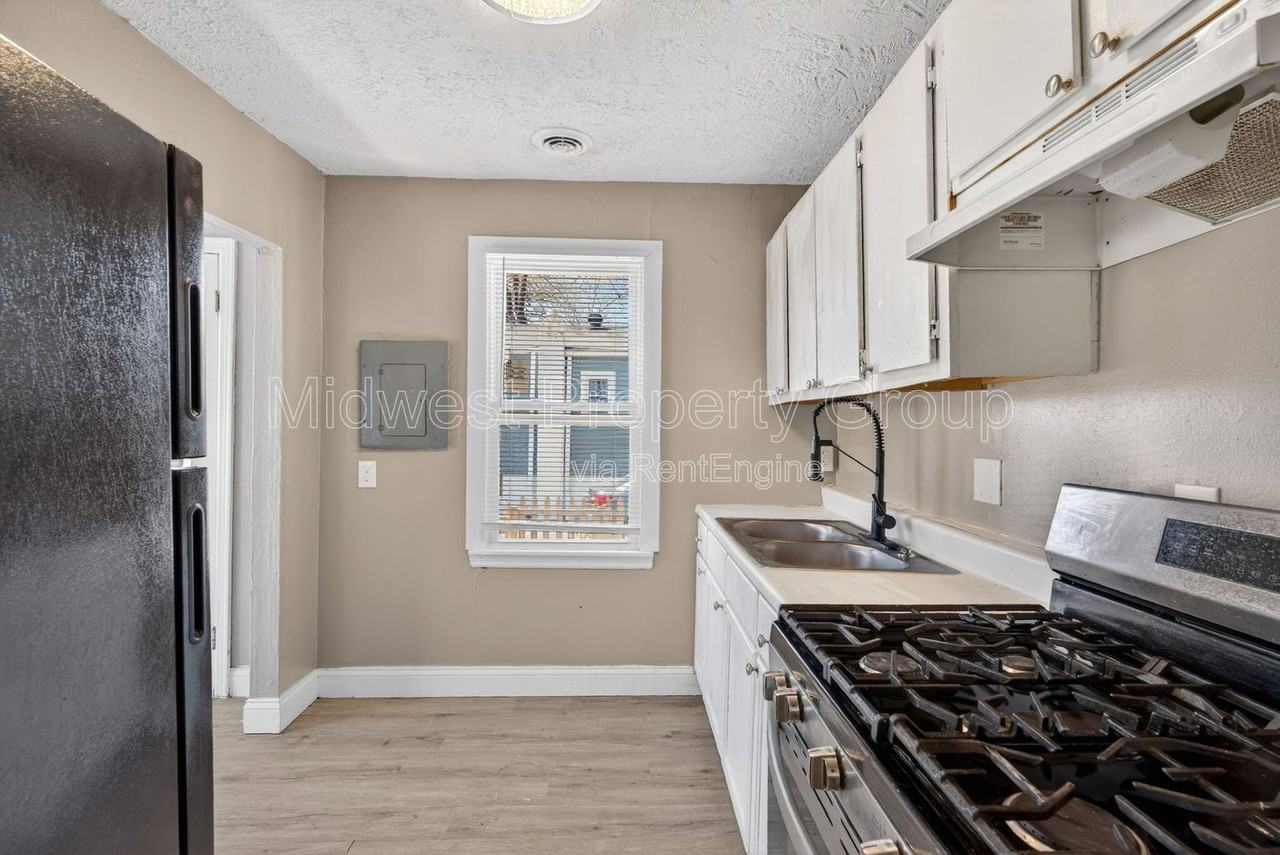 8921 Higginson Dr - Photo 4 of 26