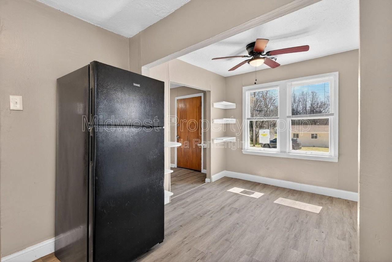 8921 Higginson Dr - Photo 5 of 26