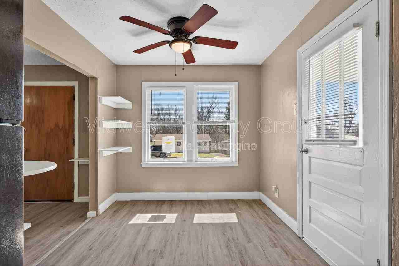 8921 Higginson Dr - Photo 6 of 26