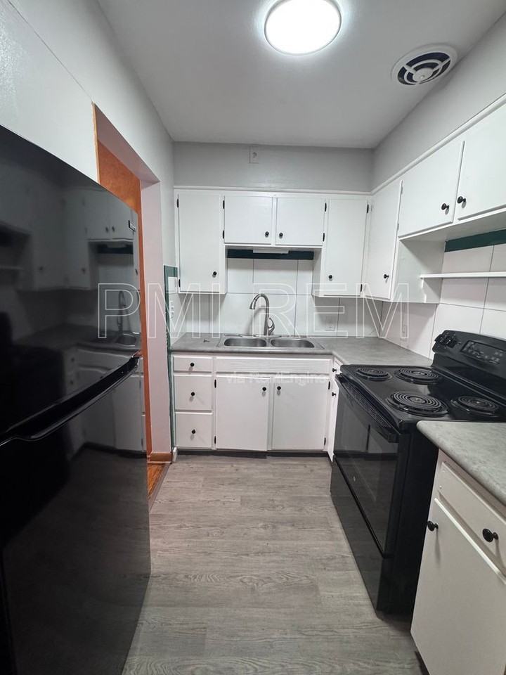 2020 W Market St #10