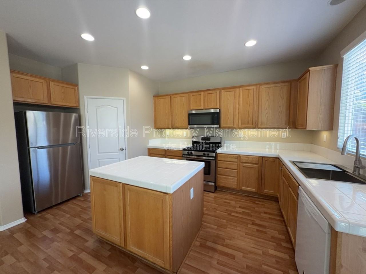 3882 Strand Way - Photo 6 of 41