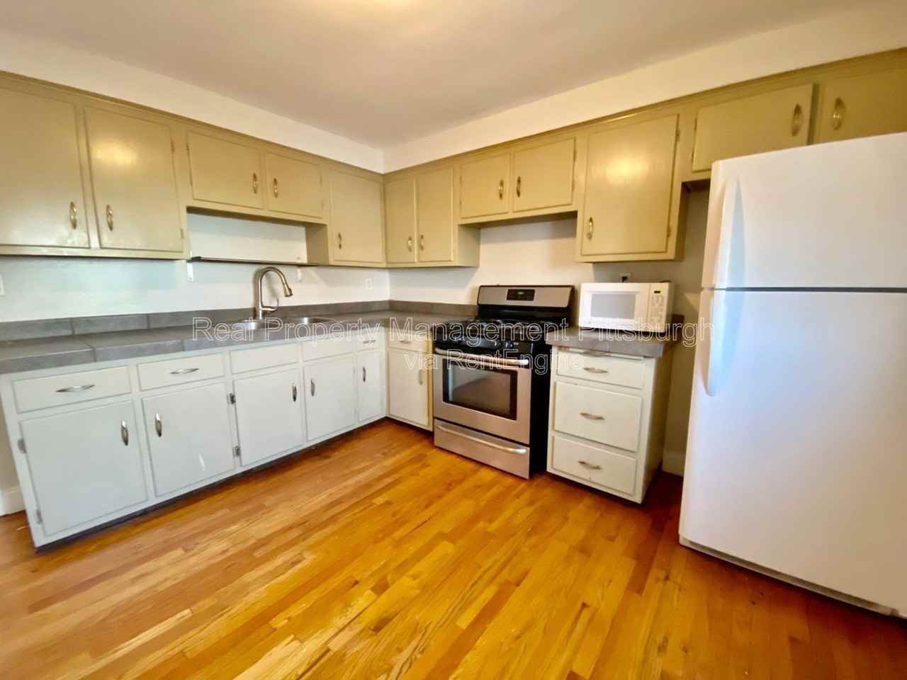 825 Collins Ave #2 - Photo 2 of 14