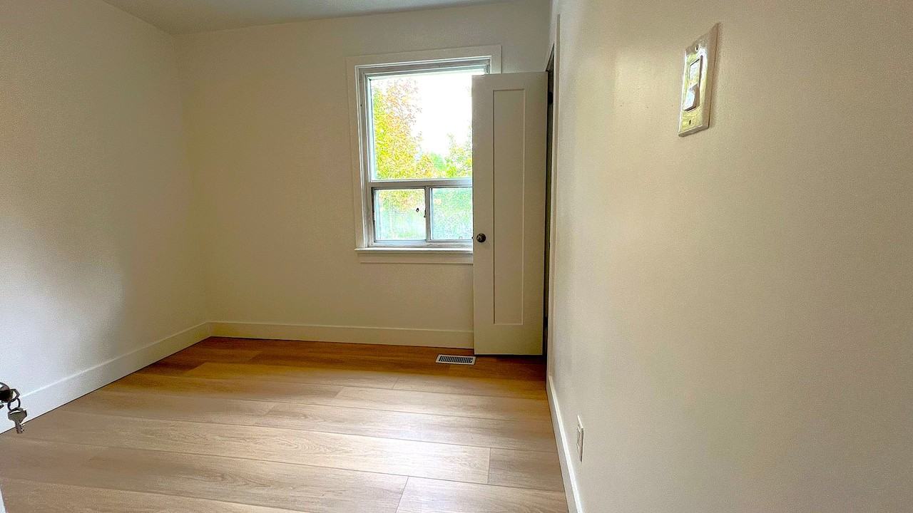 979 Danforth Rd - Photo 4 of 36