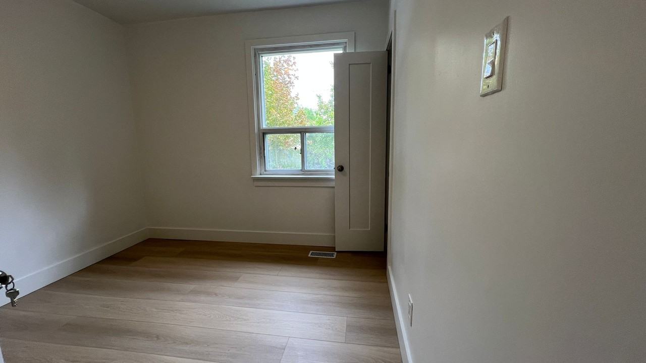 979 Danforth Rd - Photo 5 of 36