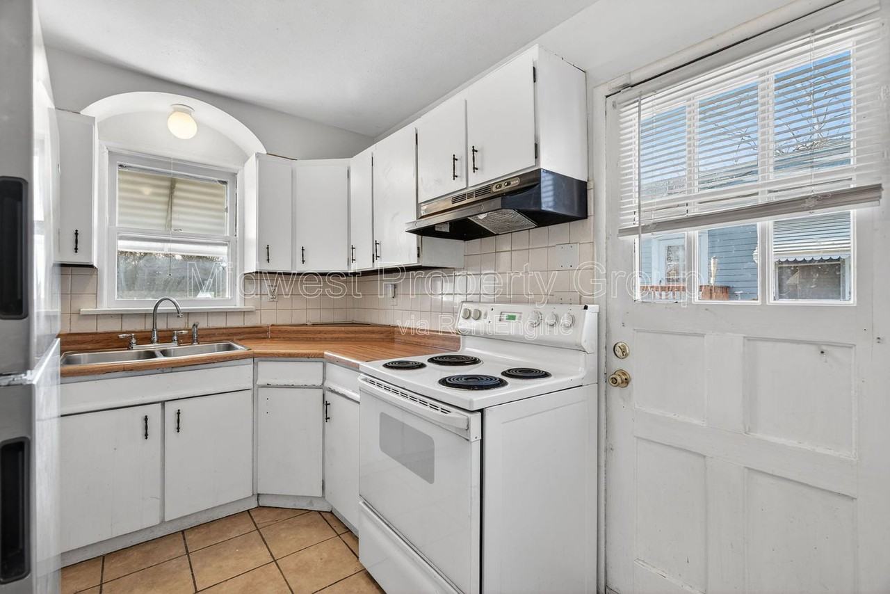 9923 Jeffrey Dr - Photo 2 of 31