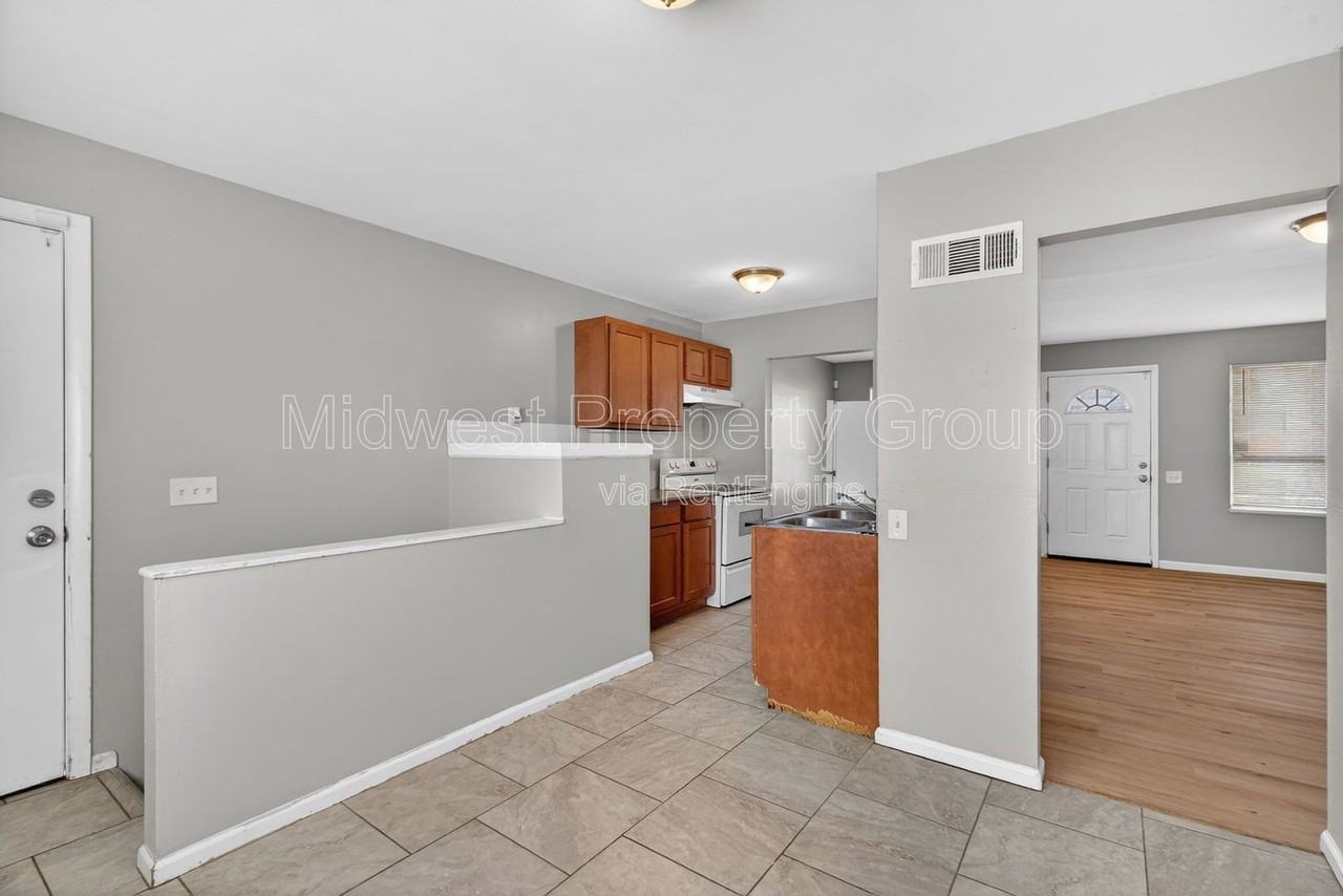 2228 Duchess Dr - Photo 4 of 29