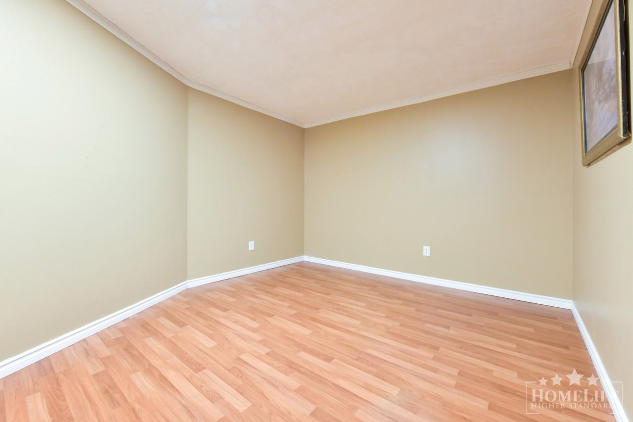 1850 Southmere Cres E - Photo 5 of 19