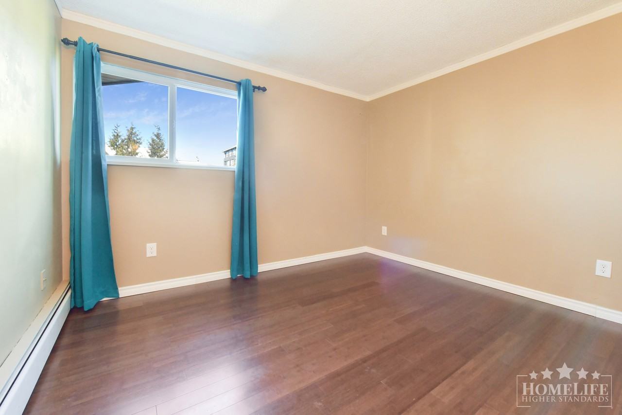 1850 Southmere Cres E - Photo 7 of 19