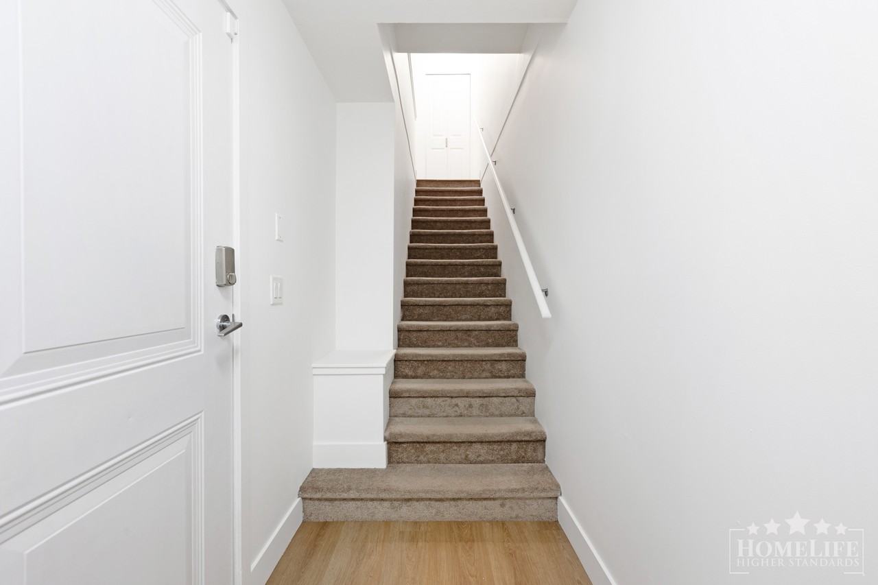 2501 161a St - Photo 2 of 26