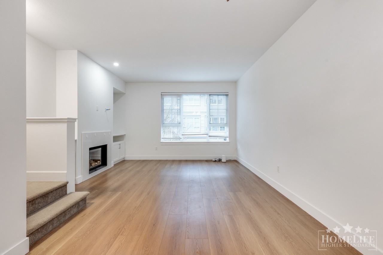 2501 161a St - Photo 3 of 26