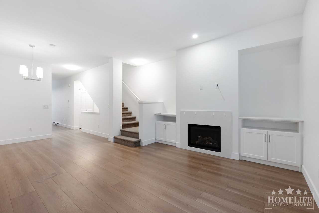 2501 161a St - Photo 4 of 26