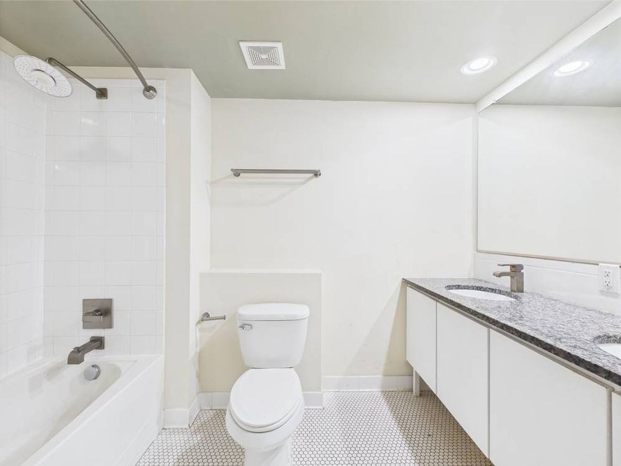 815 Perry St #212 - Photo 2 of 3