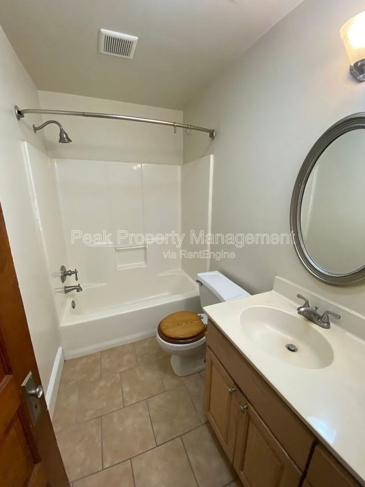 244 N Sycamore St #7 - Photo 4 of 14