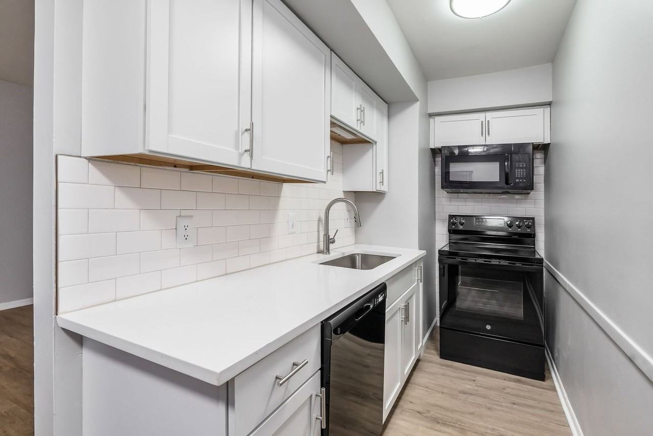 558 Riverview Dr #D - Photo 3 of 15