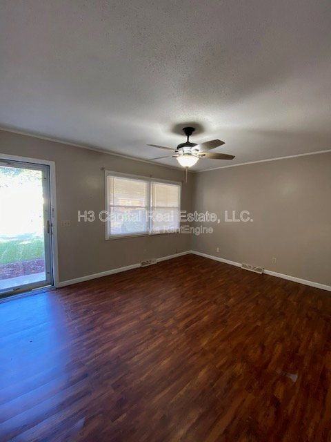 215 Dogwood Ln - Photo 4 of 25