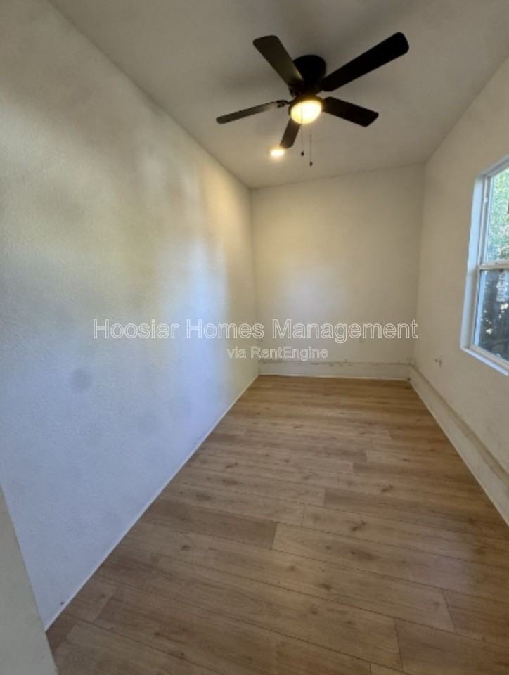 1466 S Worth Ave #B - Photo 4 of 7