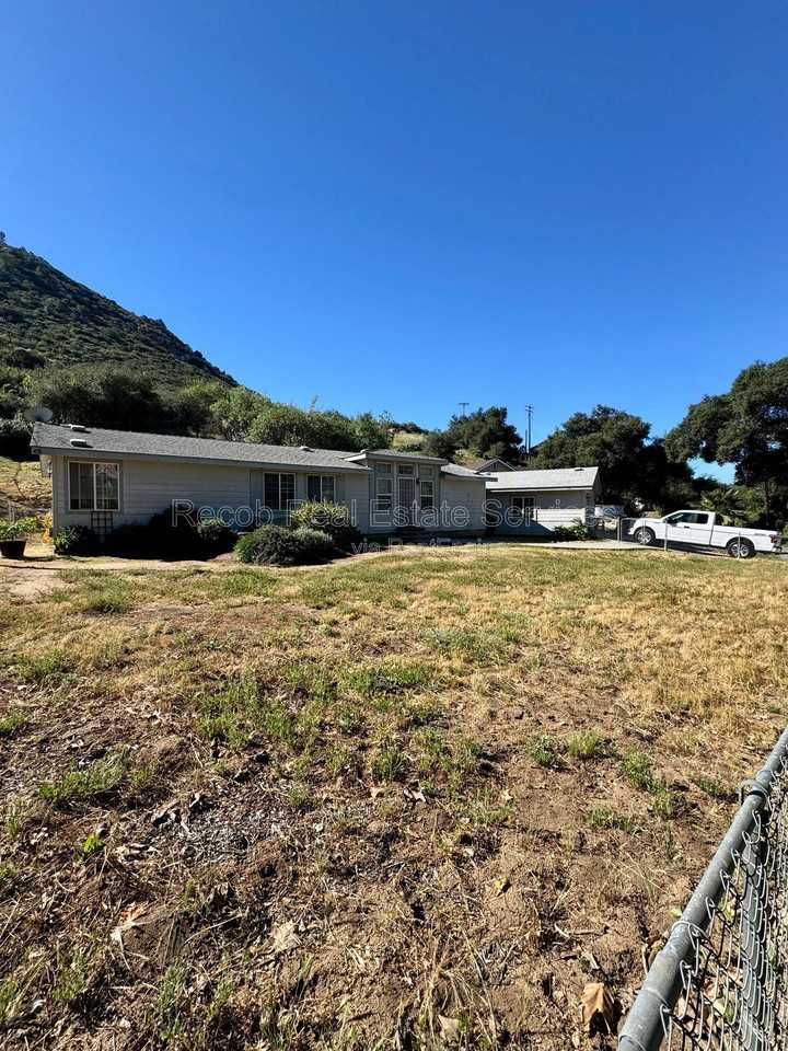 580 Silverbrook Dr - Photo 2 of 19