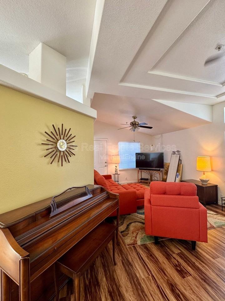 580 Silverbrook Dr - Photo 4 of 19