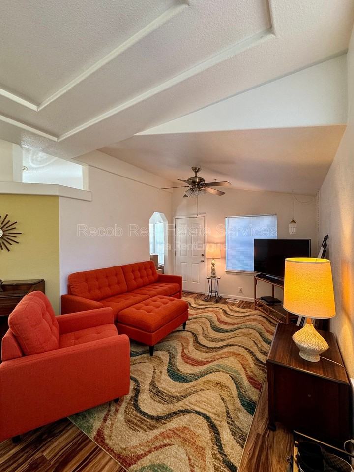 580 Silverbrook Dr - Photo 5 of 19