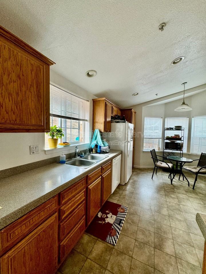 580 Silverbrook Dr - Photo 7 of 19