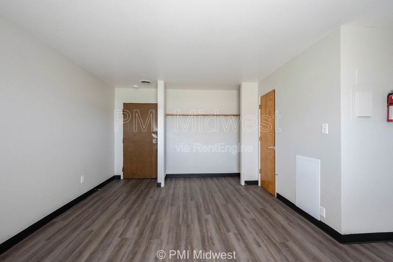 4985 N Franklin Rd #1 - Photo 6 of 8