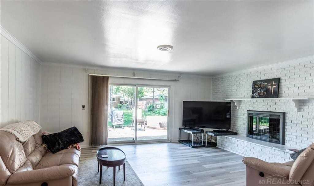 23307 Urban St - Photo 5 of 18