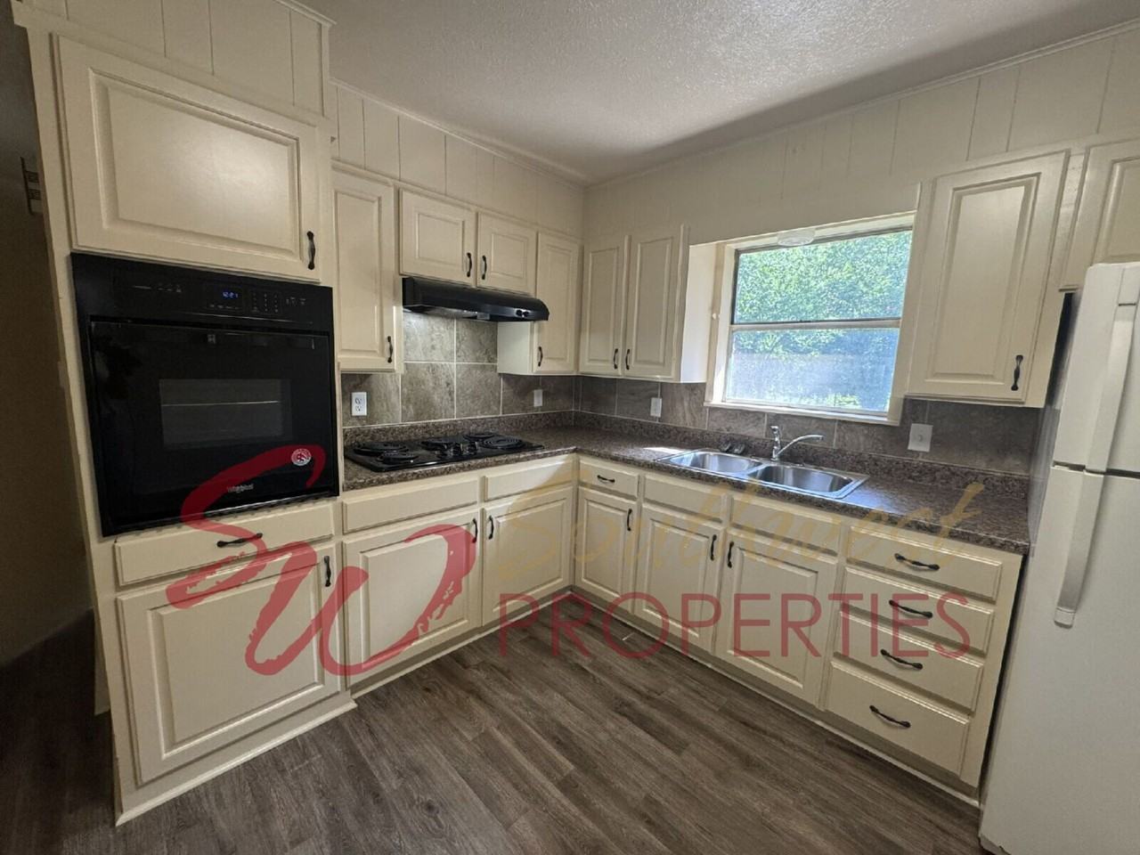 484 Everett St - Photo 2 of 9